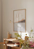 Gerahmtes Wandbild mit Küsten- oder Seelandschaft, sanften Bergen, beiger Kugel, hellgrauem Wasser, Sand-, Altrosa- und Taupetönen im minimalistischen Stil. Erhältlich auf kudeko.com