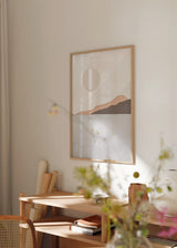 Gerahmtes Wandbild mit Küsten- oder Seelandschaft, sanften Bergen, beiger Kugel, hellgrauem Wasser, Sand-, Altrosa- und Taupetönen im minimalistischen Stil. Erhältlich auf kudeko.com