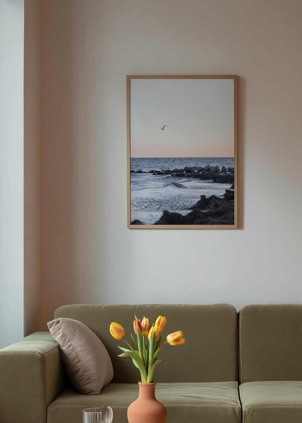 Minimalistisches Wandbild einer Meereslandschaft mit einer fliegenden Möwe bei Sonnenuntergang, in sanften Farbtönen, das Ruhe und Freiheit vermittelt. Erhältlich auf kudeko.com