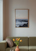 Cuadro decorativo de estilo minimalista y mar_y_playa colocado en salón, paisaje costero sereno al atardecer, modelo Coast Landscapes 5