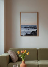 Cuadro decorativo de estilo minimalista y mar_y_playa colocado en salón, paisaje costero sereno al atardecer, modelo Coast Landscapes 5
