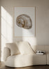 Cuadro decorativo de estilo minimalista y mar_y_playa colocado en salón, concha marina en acuarela neutra, modelo Coastal Art Brown III