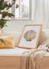 Tableau avec coquillage ouvert au premier plan, tons beige, sable et brun doux, fond blanc et style illustration épuré et naturel. Disponible sur kudeko.com