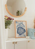 Tableau encadré avec coraux marins et formes organiques en lignes bleues sur fond beige, composition fluide, palette douce et style nature et paysages contemporain. Disponible sur kudeko.com