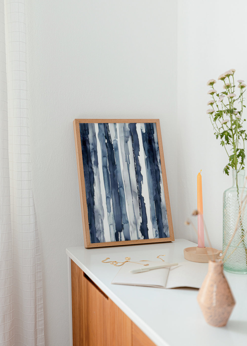 Wandbild mit unregelmäßigen abstrakten Streifen in Marineblau, Graublau und Weiß, fließende vertikale Komposition auf hellem Hintergrund, moderner abstrakter Stil. Erhältlich auf kudeko.com