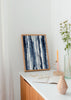 Cuadro decorativo de estilo minimalista y mar_y_playa colocado en salón, líneas abstractas en tonos azules costeros, modelo Coastal Blue Lines III