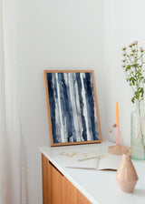 Cuadro decorativo de estilo minimalista y mar_y_playa colocado en salón, líneas abstractas en tonos azules costeros, modelo Coastal Blue Lines III