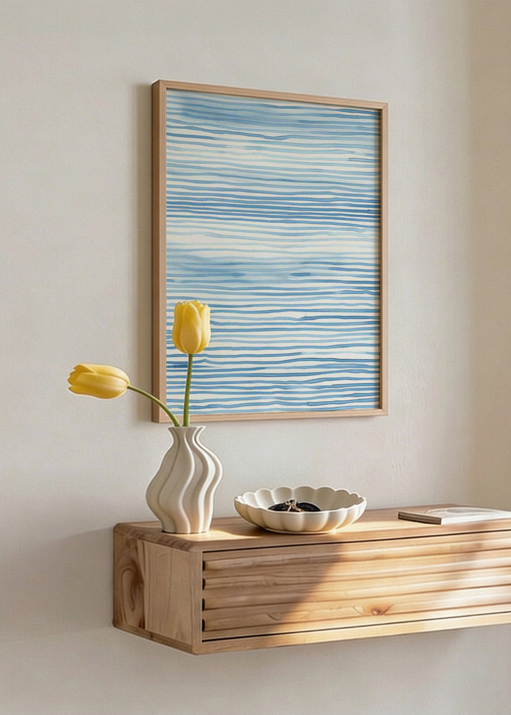 Gerahmtes Wandbild mit unregelmäßigen horizontalen Linien in Hellblau, Mittelblau und Weiß, ruhiger abstrakter Komposition, von Wasser inspiriert und mit küstennaher Anmutung. Erhältlich auf kudeko.com