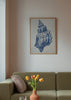 Cuadro decorativo de estilo minimalista y mar_y_playa colocado en salón, caracola marina vintage en azul, modelo Coastal Shell Vintage