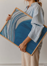 Cuadro decorativo de estilo minimalista y mar_y_playa colocado en salón, composición abstracta inspirada en el mar en tonos azules, modelo Coastal Texture