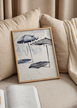 Cuadro decorativo de estilo minimalista y mar_y_playa colocado en salón, sombrillas de playa en acuarela azul, modelo Coastal Umbrellas