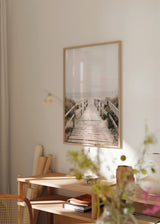 Cuadro decorativo de estilo minimalista y mar_y_playa colocado en salón, pasarela de madera hacia el mar, modelo El mar mi refugio IV