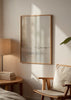 Cuadro decorativo de estilo minimalista y mar_y_playa colocado en salón, figura solitaria frente al mar en tonos suaves, modelo Ilusión Paseo en la Costa I