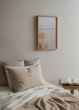 Cuadro decorativo de estilo minimalista y mar_y_playa colocado en salón, paisaje costero abstracto y sereno, modelo Ilusión Paseo en la Costa II