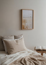 Cuadro decorativo de estilo minimalista y mar_y_playa colocado en salón, paisaje costero abstracto y sereno, modelo Ilusión Paseo en la Costa II