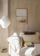 Cuadro decorativo de estilo minimalista y mar_y_playa colocado en salón, paisaje de orilla en acuarela suave, modelo Paisaje Watercolor Orilla I