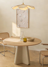 Cuadro decorativo de estilo minimalista y mar_y_playa colocado en salón, conchas sobre arena en tonos suaves, modelo Shells_2