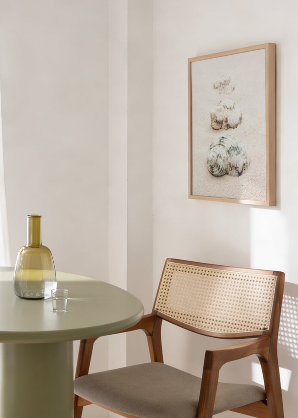 Wandbild mit drei Muscheln auf hellem Sand in Beige, Off-White, sanftem Grau und grünlichen Nuancen, im ruhigen Natur- und Landschaftsstil. Erhältlich auf kudeko.com