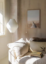 Gerahmtes Wandbild mit Sandweg zwischen Dünen, trockenem Gras, sanft blauem Himmel, in Beige- und Sandtönen, im Natur- und Landschaftsstil für helle Wohnräume. Erhältlich auf kudeko.com
