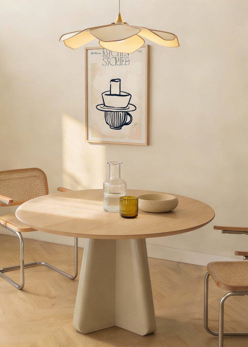Tableau avec tasse cannelée, assiette et bol empilés en lignes noires sur fond crème aux nuances rose poudré, dans un style minimaliste et contemporain. Disponible sur kudeko.com