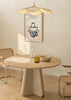 Wandbild mit geriffelter Tasse, Teller und gestapelter Schale in schwarzen Linien auf cremefarbenem Hintergrund mit Altrosa, im minimalistischen und zeitgemäßen Stil. Erhältlich auf kudeko.com