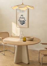 Wandbild mit geriffelter Tasse, Teller und gestapelter Schale in schwarzen Linien auf cremefarbenem Hintergrund mit Altrosa, im minimalistischen und zeitgemäßen Stil. Erhältlich auf kudeko.com