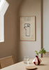 Quadro emoldurado com utensílios de cozinha em linhas pretas, fundo creme com nuances bege e rosadas, tipografia superior e estilo minimalista contemporâneo. Disponível em kudeko.com