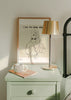 Cuadro decorativo de estilo minimalista y nórdico colocado en dormitorio, ilustración minimalista de mujer con café y frase inspiradora, modelo I am my own Muse