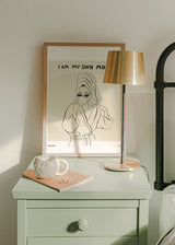 Cuadro decorativo de estilo minimalista y nórdico colocado en dormitorio, ilustración minimalista de mujer con café y frase inspiradora, modelo I am my own Muse
