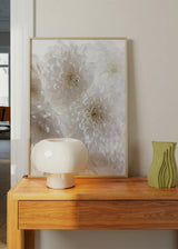 Tableau minimaliste avec fleurs blanches au premier plan, idéal pour une décoration élégante et sereine. Disponible sur kudeko.com