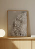 Cuadro decorativo de estilo minimalista y nórdico colocado en dormitorio, flores blancas en fotografía suave, modelo White Flowers