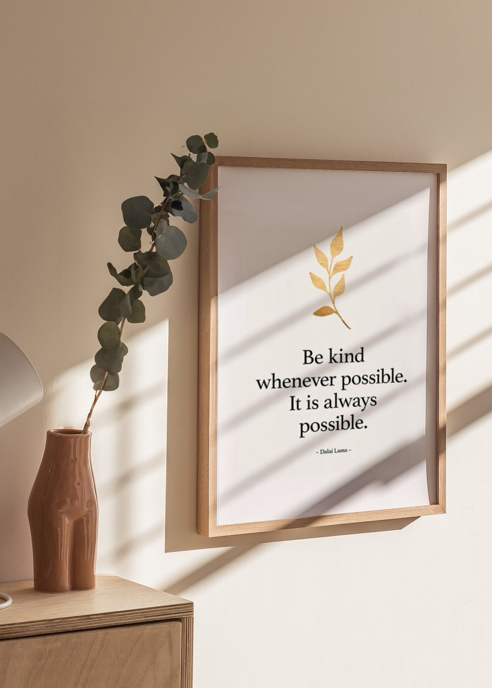 Gerahmtes Wandbild mit inspirierendem Dalai-Lama-Zitat, schwarzer Schrift auf hellbeigem Hintergrund, goldenem Blätterzweig und modernem Stil mit Textmotiv. Erhältlich auf kudeko.com