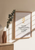 Cuadro decorativo de estilo minimalista y nórdico colocado en salón, Lámina minimalista con frase inspiradora y rama dorada, modelo Always Be Kind