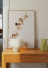 Cuadro decorativo de estilo minimalista y nórdico colocado en salón, rama de eucalipto en tonos dorados, modelo Eucalyptus Gold No 03