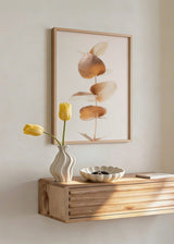 Cuadro decorativo de estilo minimalista y nórdico colocado en salón, rama de eucalipto dorado minimalista, modelo Eucalyptus Gold No 06