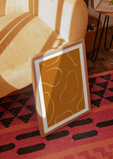 Wandbild mit unregelmäßigen organischen Formen auf gedecktem orangefarbenem Hintergrund, beigen Konturen und abstrakter Komposition im modernen und warmen Stil für die Wand. Erhältlich auf kudeko.com