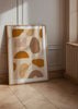 Quadro emoldurado com formas orgânicas abstratas em bege, terracota, castanho e creme, composição equilibrada de estilo abstrato para decoração de parede contemporânea. Disponível em kudeko.com