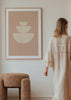 Tableau encadré avec trois formes semi-circulaires superposées en crème sur fond rose poudré, composition équilibrée au style minimaliste et lignes épurées. Disponible sur kudeko.com