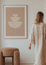 Tableau encadré avec trois formes semi-circulaires superposées en crème sur fond rose poudré, composition équilibrée au style minimaliste et lignes épurées. Disponible sur kudeko.com