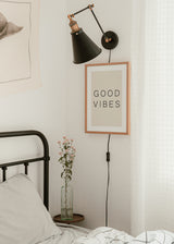 Cuadro decorativo de estilo minimalista y nórdico colocado en salón, frase Good Vibes minimalista, modelo Good Vibes