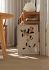 Wandbild mit abstrakter botanischer Komposition, sandgoldenen Kreisen, organischen schwarzen Formen, roten Details, hellbeigem Hintergrund und ausgewogenem zeitgenössischem Stil. Erhältlich auf kudeko.com