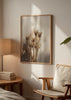 Cuadro decorativo de estilo minimalista y nórdico colocado en salón, fotografía floral en tonos beige suaves, modelo Last Summer 27