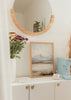 Wandbild mit diffuser Berglandschaft, stillem See, leichtem Nebel, Beige, Perlgrau, Off-White und Braun im ausgewogenen Natur- und Landschaftsstil für ruhige Wohnräume. Erhältlich auf kudeko.com