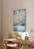 Cuadro decorativo de estilo minimalista y nórdico colocado en salón, paisaje de nubes y mar en acuarela, modelo Paisaje Nubes Watercolor II