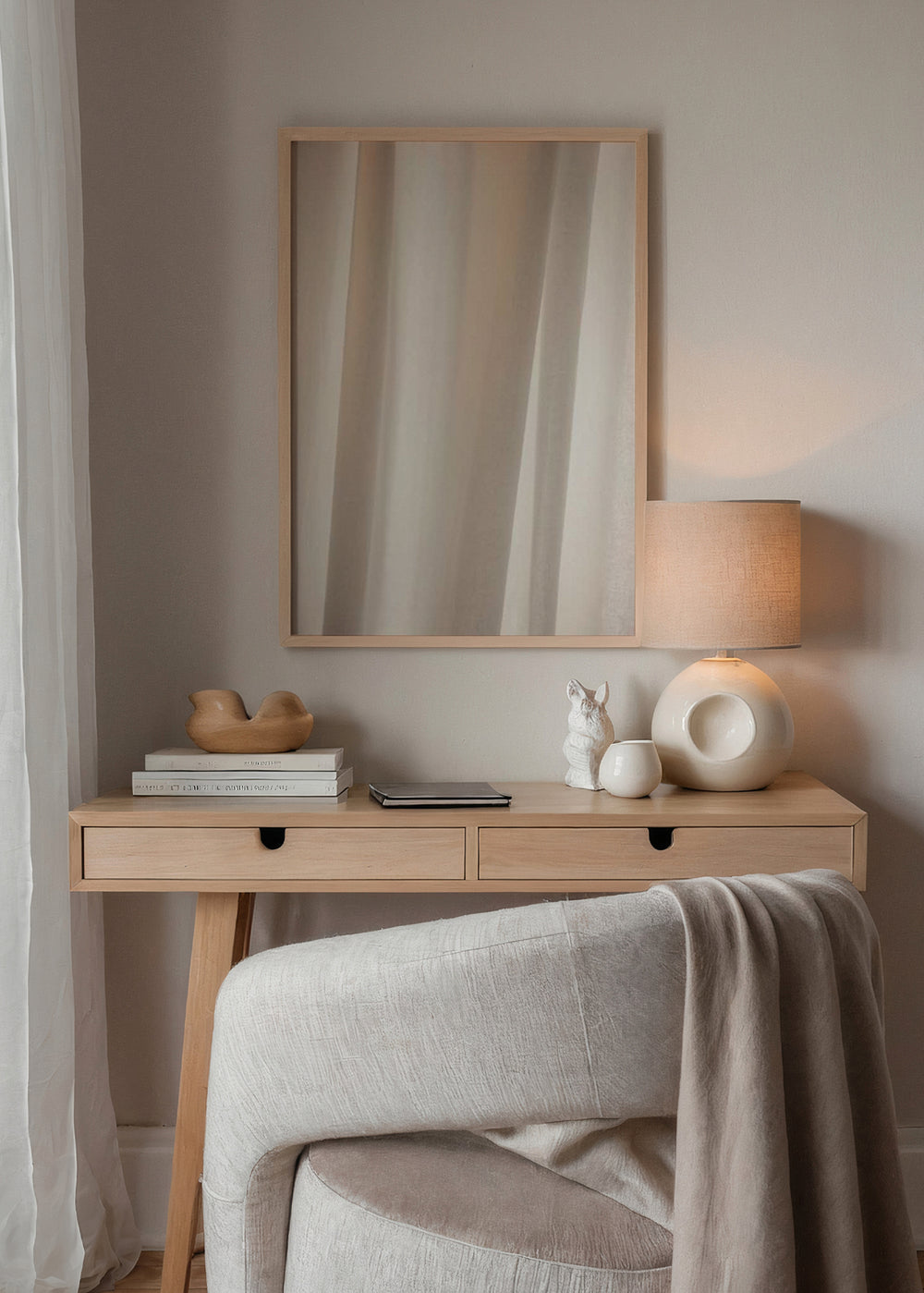 Minimalistisches Wandbild mit Design aus durchscheinenden Vorhängen in neutralen Tönen, klarer Stil und sanfte dekorative Wirkung. Erhältlich auf kudeko.com