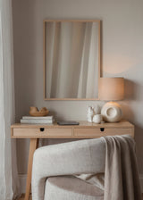Minimalistisches Wandbild mit Design aus durchscheinenden Vorhängen in neutralen Tönen, klarer Stil und sanfte dekorative Wirkung. Erhältlich auf kudeko.com