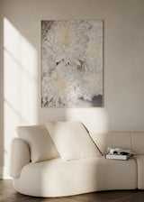 Wandbild mit weißen Blumen, zarten Blütenblättern und sanfter Textur. Erhältlich auf kudeko.com