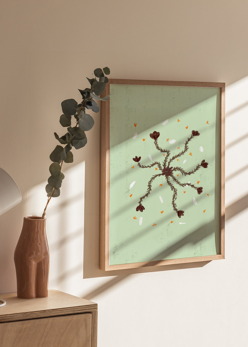 Cuadro decorativo de estilo minimalista y orgánico colocado en dormitorio, flores orgánicas danzando sobre fondo verde menta, modelo Dancing flowers I