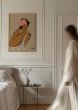 Cuadro decorativo de estilo minimalista y orgánico colocado en dormitorio, mujer con flores cubriendo el rostro, modelo Mask