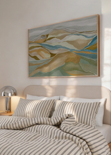 Dekoratives Wandbild im minimalistischen und organischen Stil in einem Wohnzimmer, abstrakte Berglandschaft in Erdtönen, Modell Abstract Mountain Serenity. Erhältlich auf kudeko.com